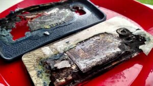 wybuchom baterii w smartfonie